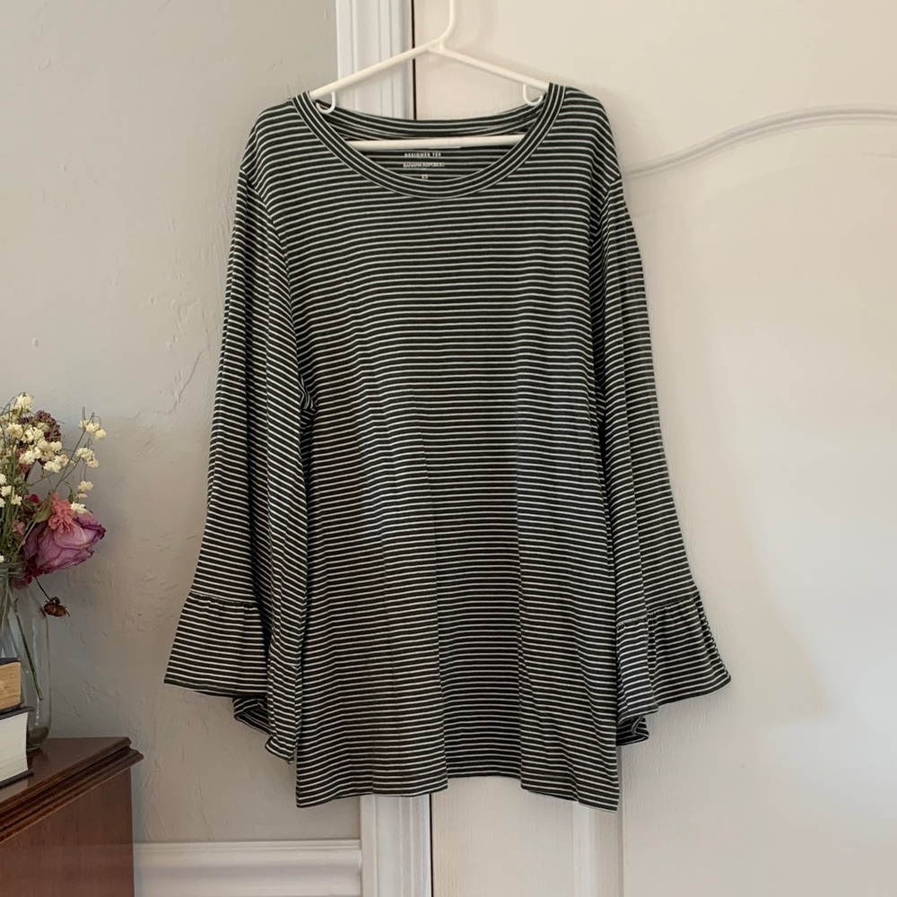 •Banana Republic Women’s Striped Designer Tee•